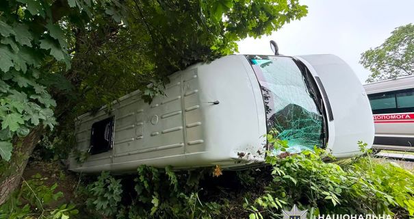 На Хмельниччині: Пасажирський автобус злетів з дороги, п'ятьох госпіталізовано