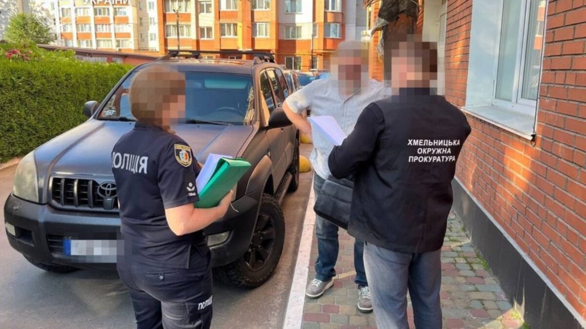 Шахрайство на Хмельниччині: десятки гектарів землі вкрадені через підроблені боргові розписки та підставних осіб.