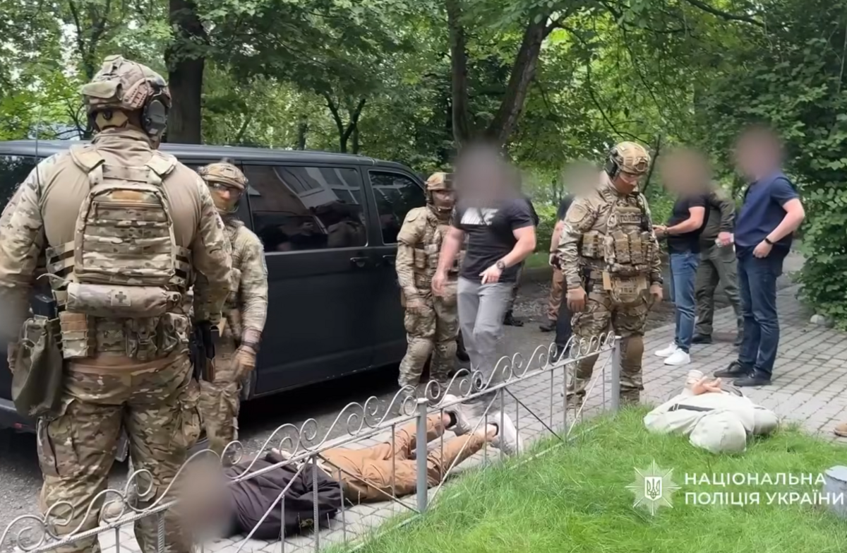 Схема за $6000: Львів’ян, що переправляли чоловіків за кордон, викрили на Кам'янеччині.