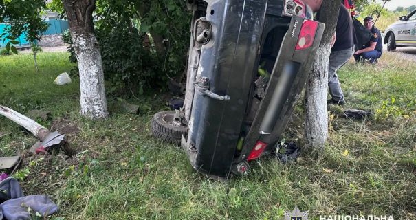 Смертельна ДТП на Хмельниччині: авто злетіло з дороги й врізалося в дерево.