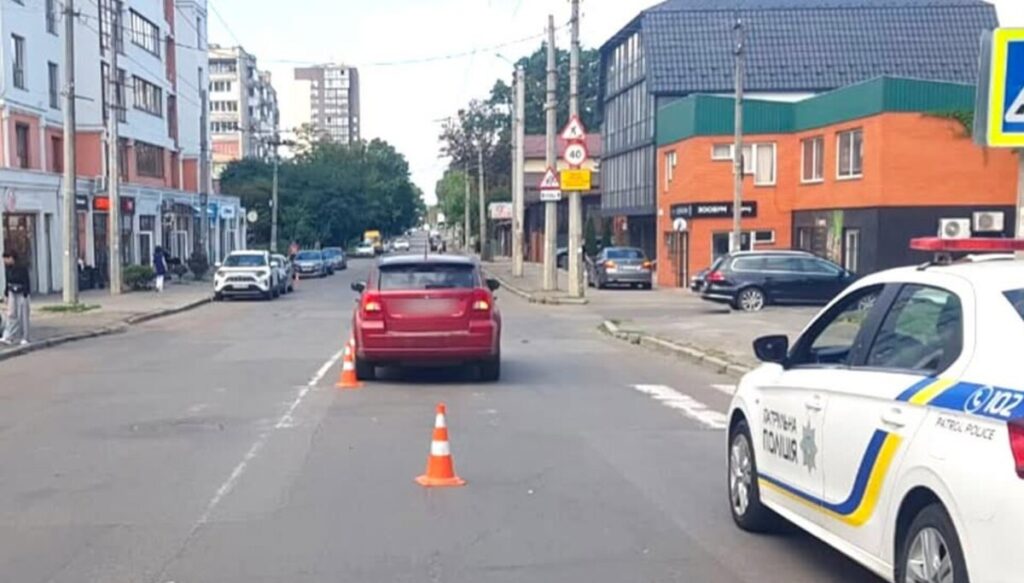 Хмельницький: Авто збило жінку на переході.