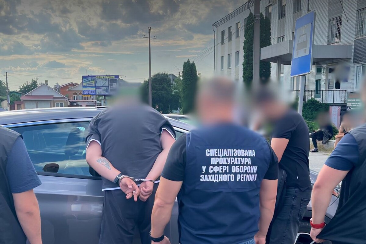 Хмельницький ТЦК: посадовець за хабар “влаштовував” у тил.
