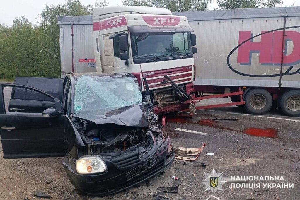 Нетішин: зіткнення вантажівки та легковика спричинило аварію.