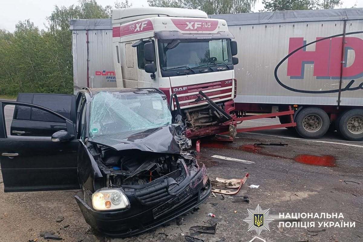 Нетішин: зіткнення вантажівки та легковика спричинило аварію.