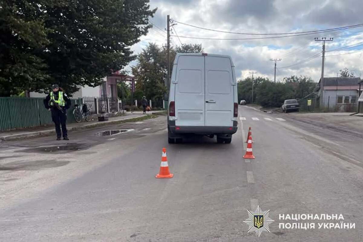 Старокостянтинів: 78-річна велосипедистка постраждала в ДТП з мікроавтобусом.