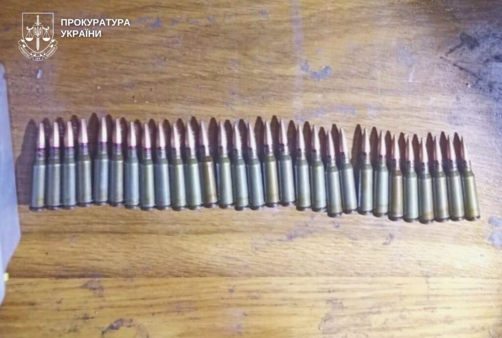 Хмельниччина: суд над чоловіком, що зберігав вдома гранату та патрони.