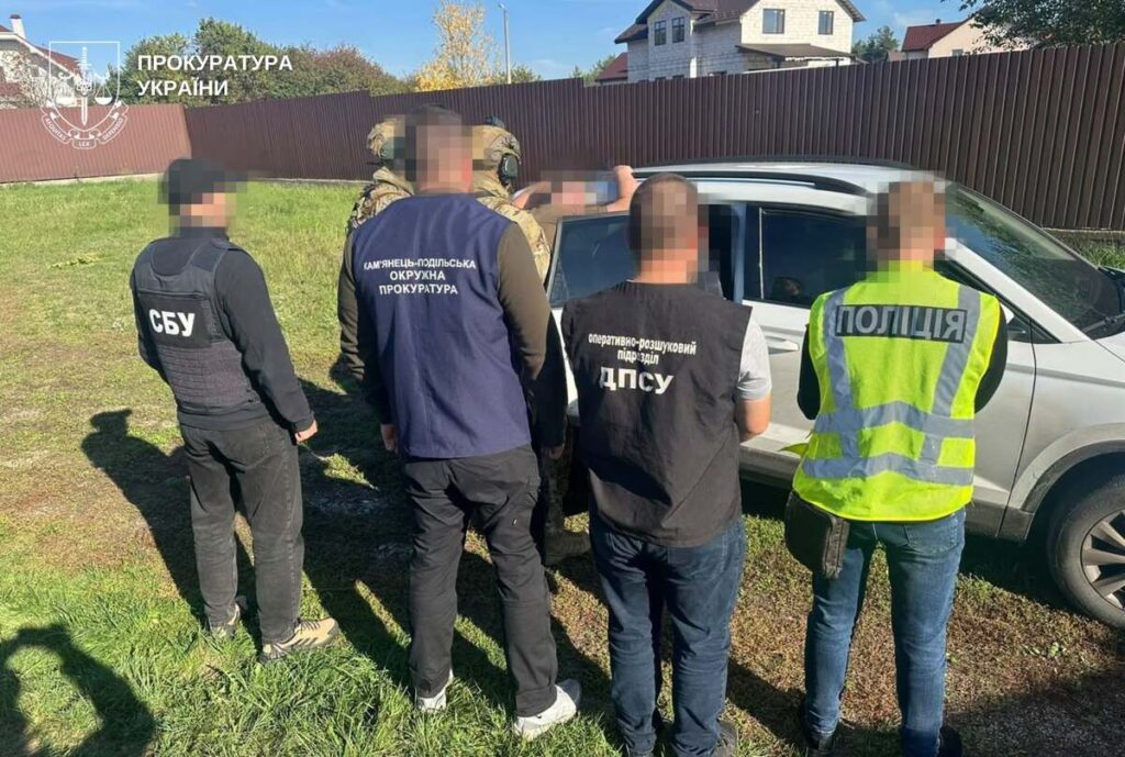 Житель Київщини під вартою на Хмельниччині: незаконне переправлення військовозобов'язаних через кордон.